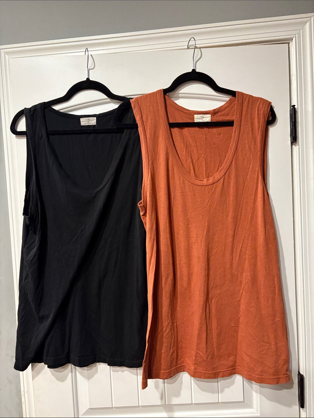 LOT of 2 T.La Scoop Neck Tank Tops in Black and Rust XL